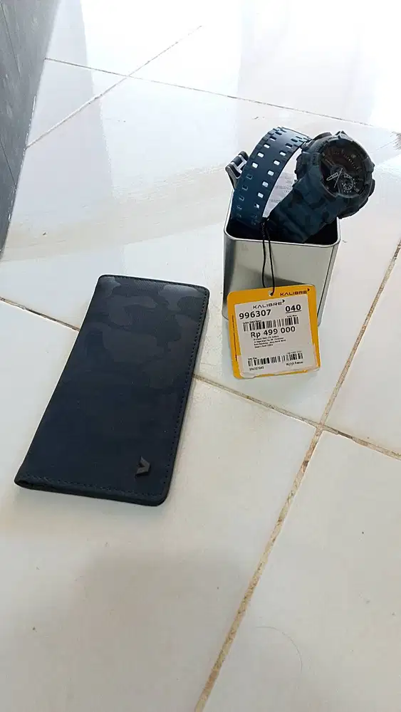 Jam tangan kalibre dan dompet kalibre