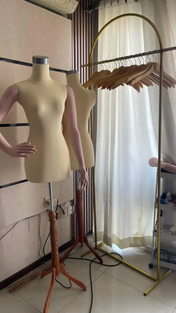 Standing mirror, hanger, gawang, patung