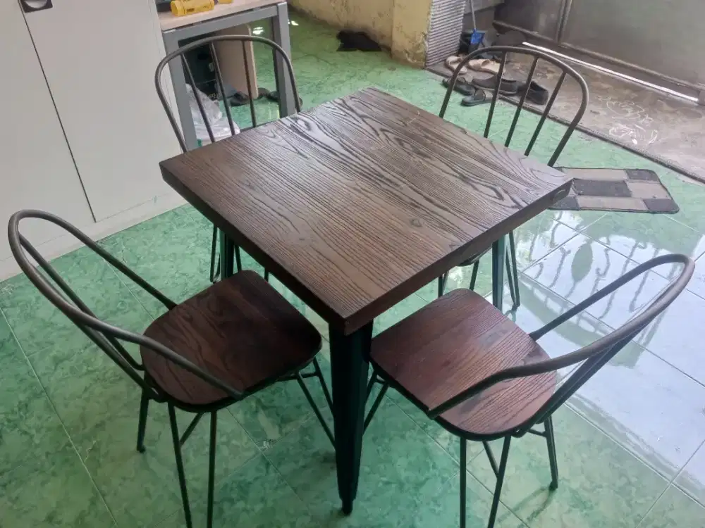 Meja set kursi informa
