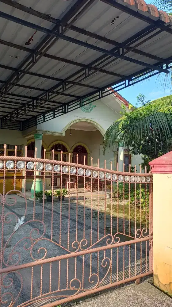 Rumah  dengan tanah luas dijual (TP)