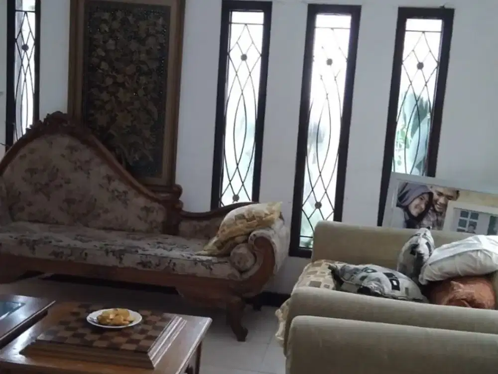 Rumah 2 lantai siap huni,Hoek  di Metro Margahayu Raya