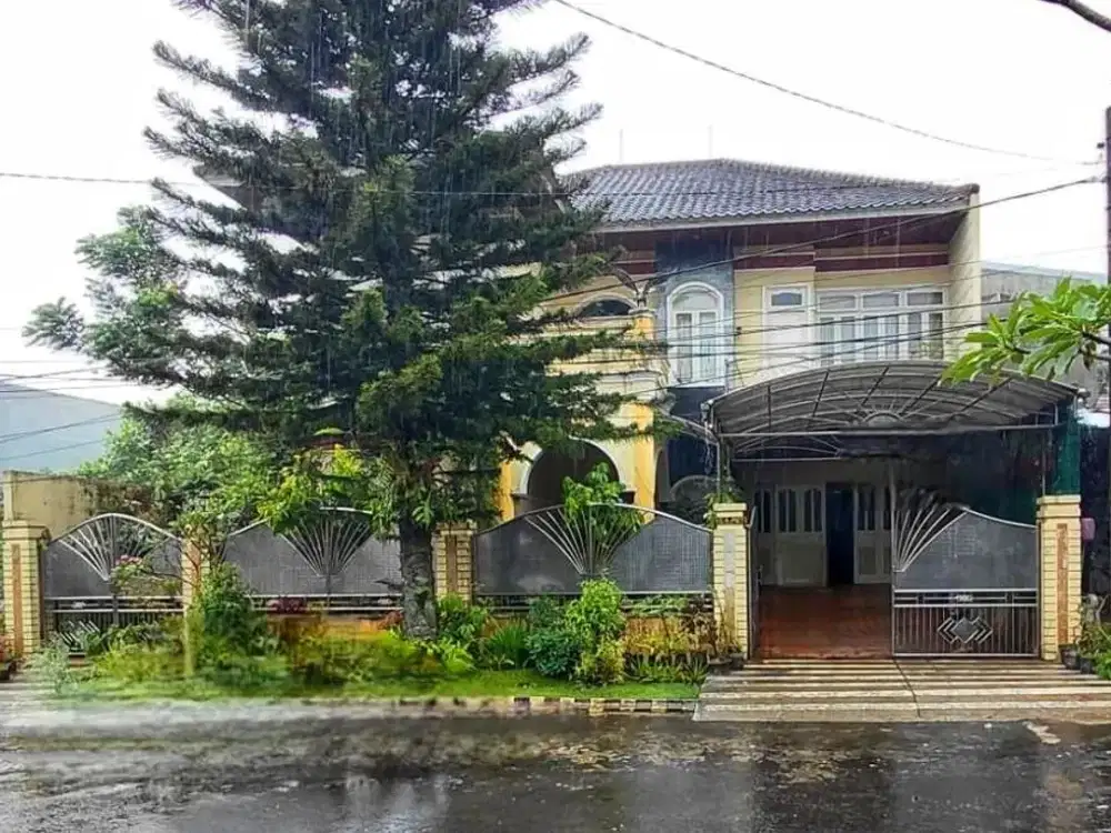 DIJUAL Rumah Kokoh dan Terawat 2Lt Dg Fasilitas Taman Luas Siap Huni Lingkungan One Gate System Dekat Pusat Kota dan Perbelanjaan di Puncak Tidar