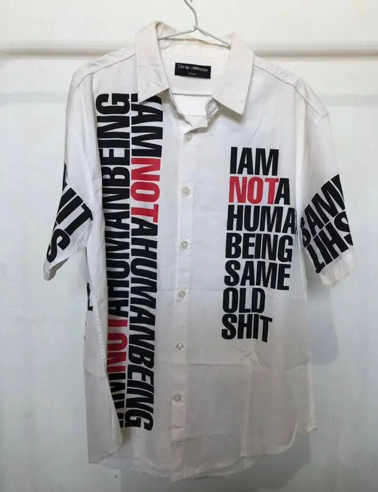 kemeja unik warna putih imnotahumanbeing size M besar