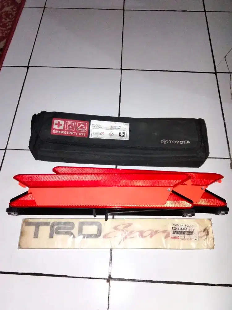 Segitiga pengaman darurat mobil & sticker TRD SPORTIVO TOYOTA DAIHATSU