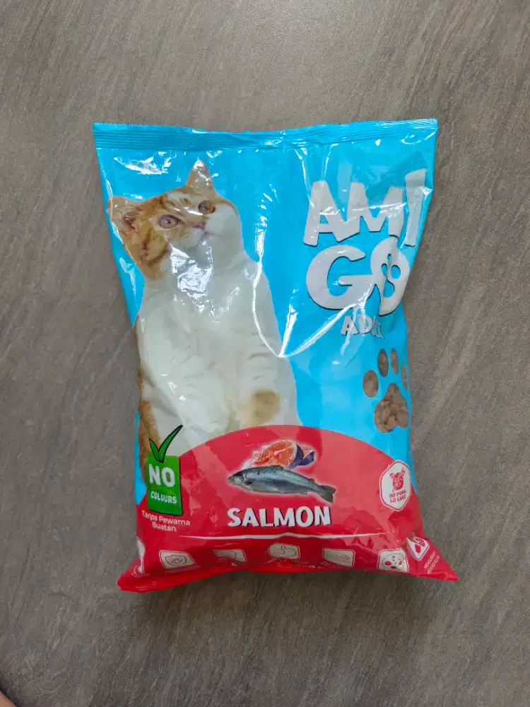 Makanan kering untuk kucing merek Amigo berat bersih 800 gram