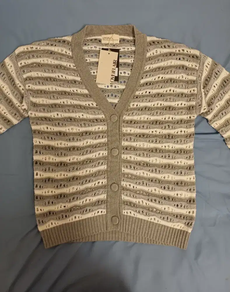 LOVE AND FLAIR CARDIGAN IN GREY