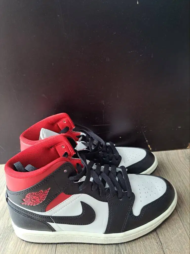 Air jordan 1 mid ukuran 39 warna merah maroon