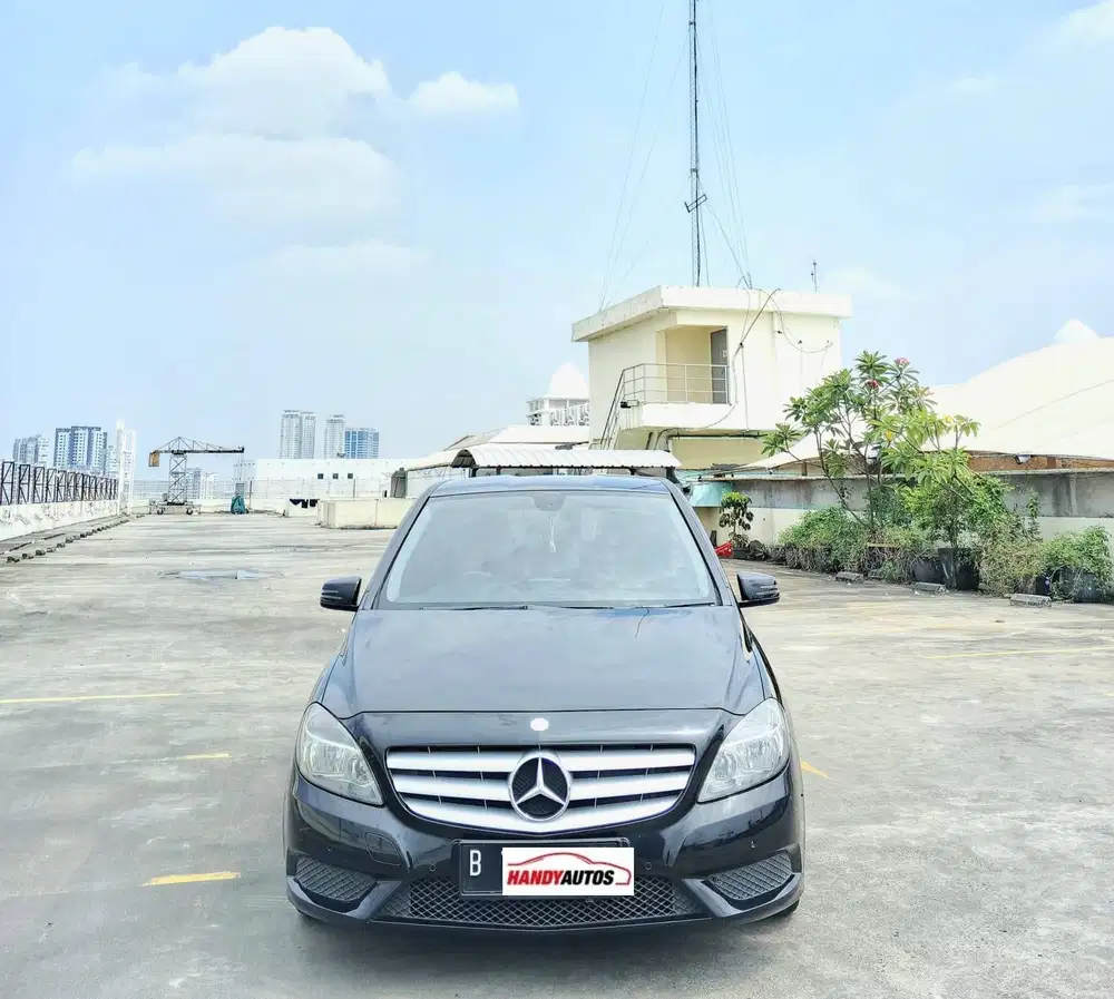 Mercedes Benz B200 Tahun 2012 Automatic HItam Metalik