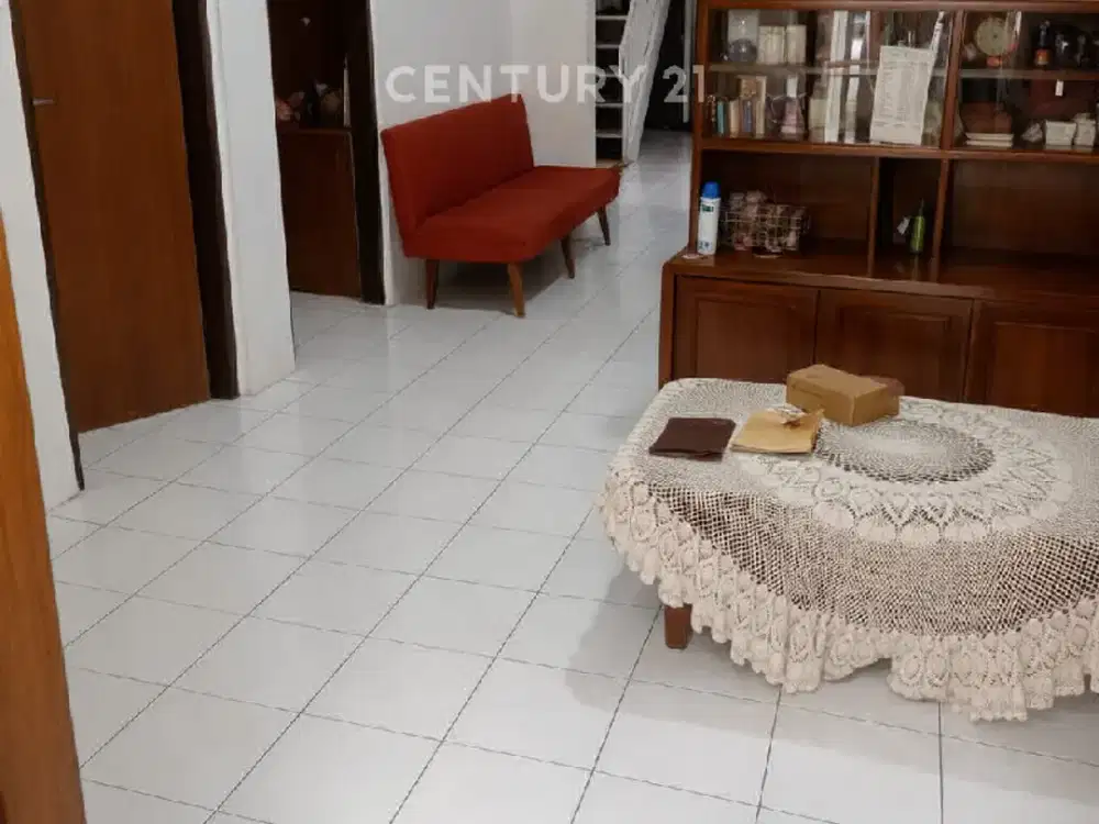 Rumah Tengah Kota, 1,5 Lantai, Ada Rooftop