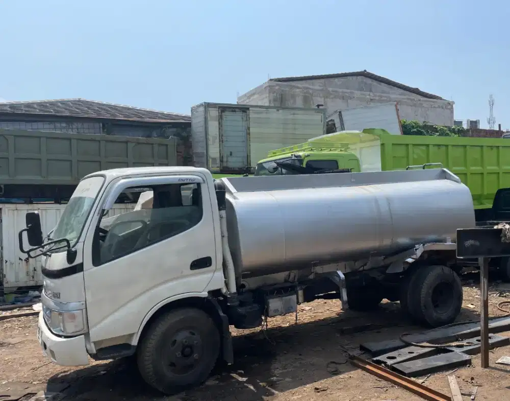Hino dutro 110 et ban 6 roda tangki 5000 tahun 2004