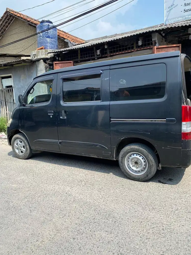 grand max 2017 hitam