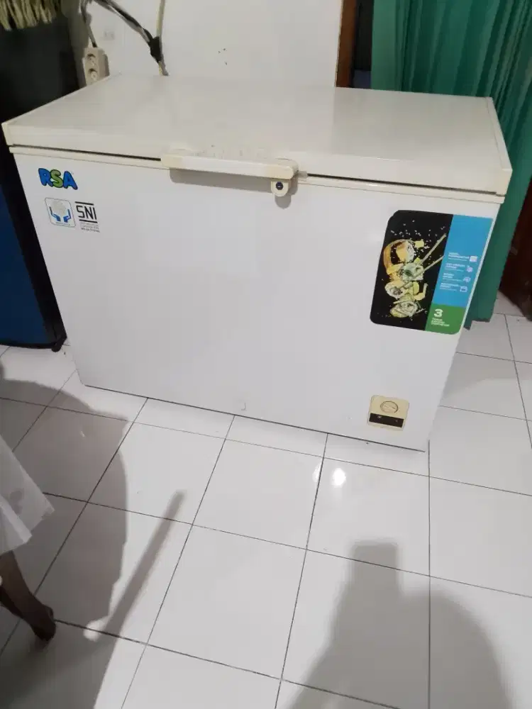Freezer cf 210 kapasitas 220 liter