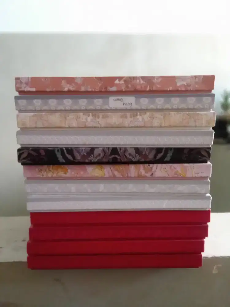 Button scarves box