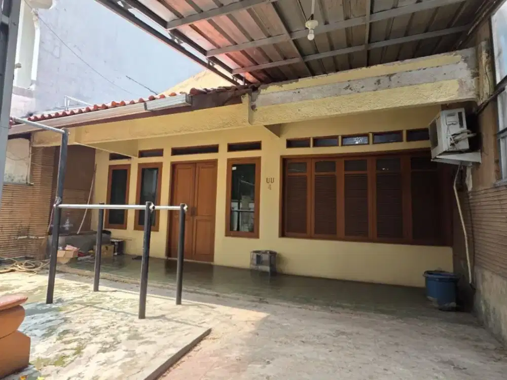Rumah SHM 4 Kamar Semi Furnished 3 Unit AC di Pondok Indah