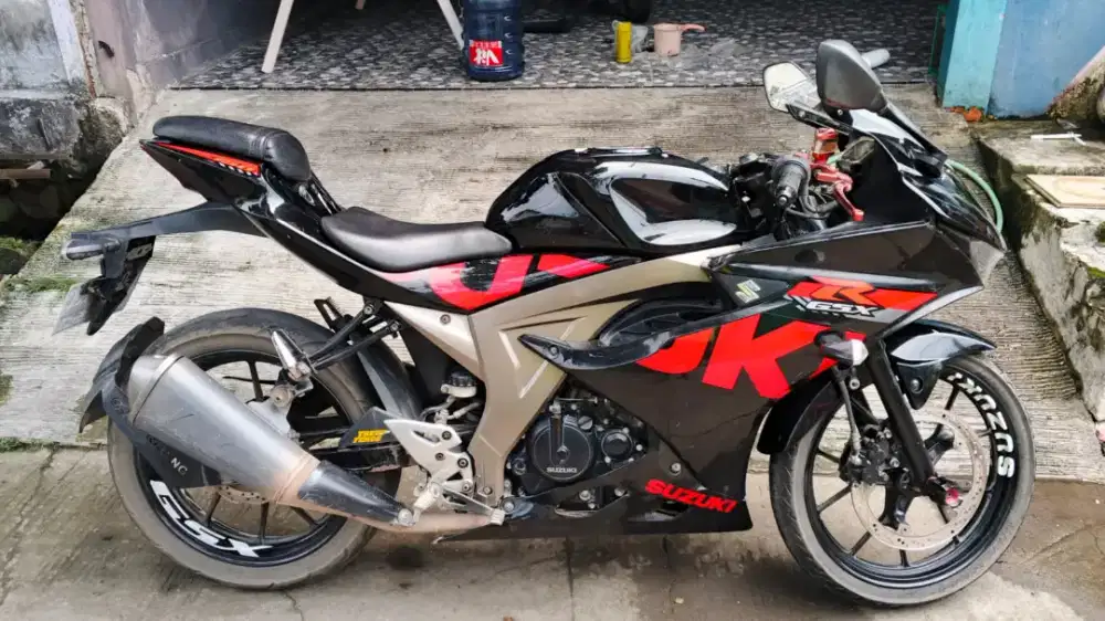 SUZUKI GSX R (PLAT AD)
