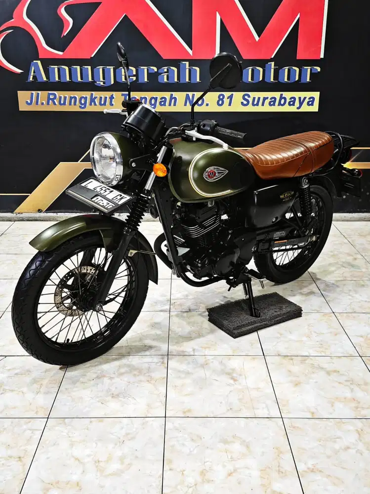 Kawasaki W175 SE green army Reg 2020 odo 9rb slow riding
