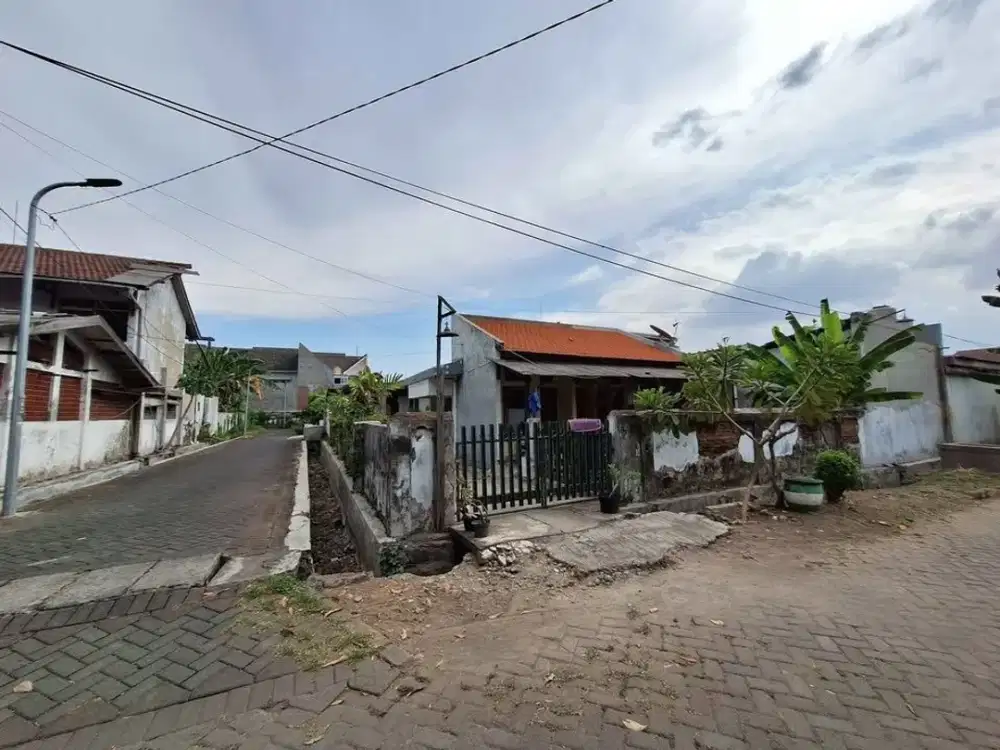 Gayungsari Rumah Lama Strategis Dekat Trans Icon Mall dan Raya A Yani