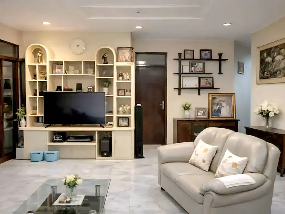 Dijual Rumah Luas di Jalan Utama Perumahan Taman Aries Jakarta Barat