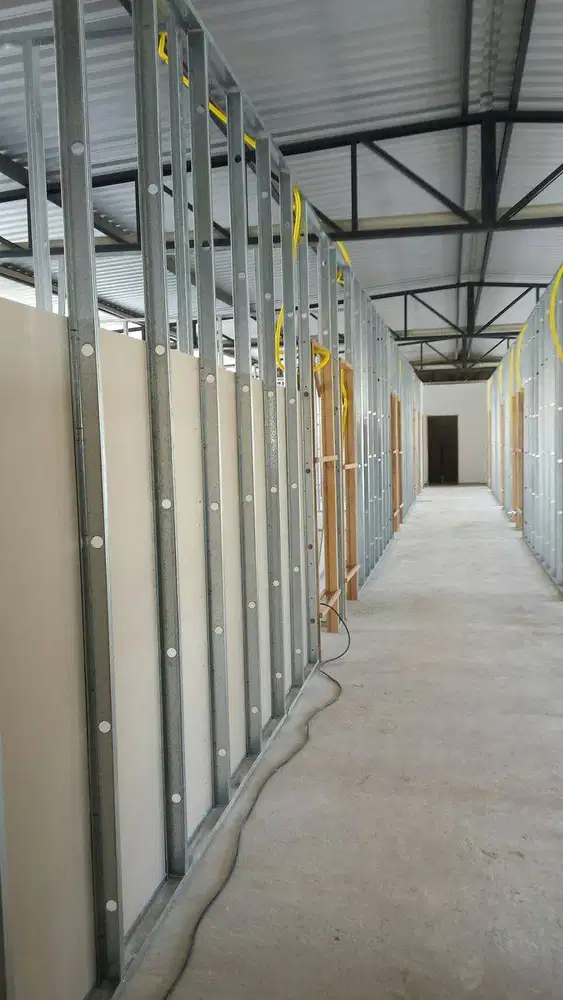 Tukang Pasang Plafon Partisi Jasa Wall Moulding Sekat PVC GRC Gypsum