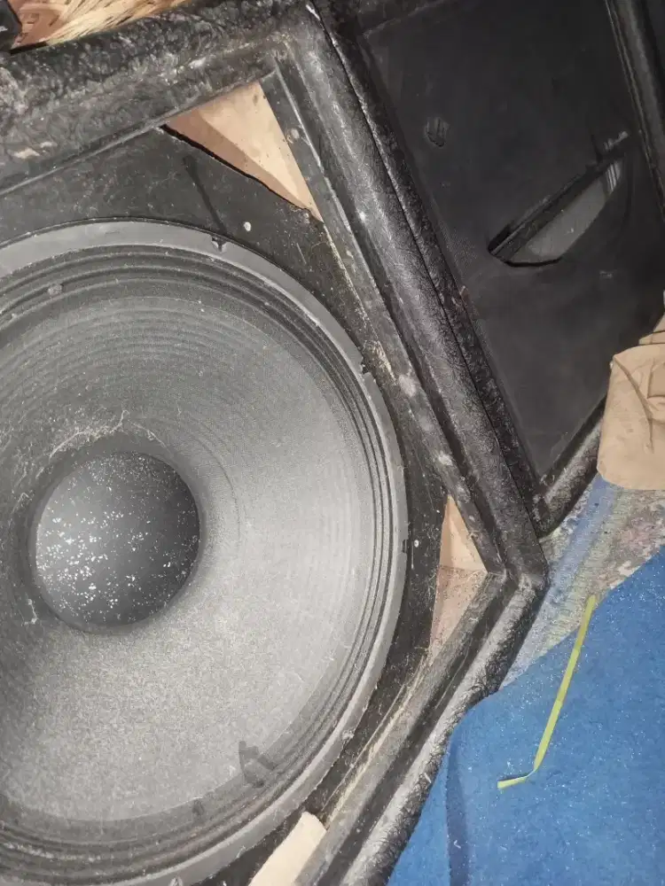 Jual butuh, Speaker 18 inch msh bagus  jarang pake termasuk box nya..