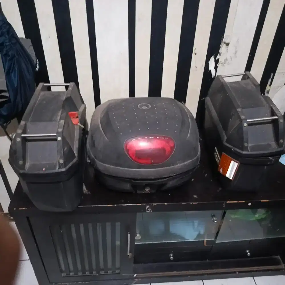 Bok motor GIVi masih bagus cuma debu tinggal.lap langsung kaya baru