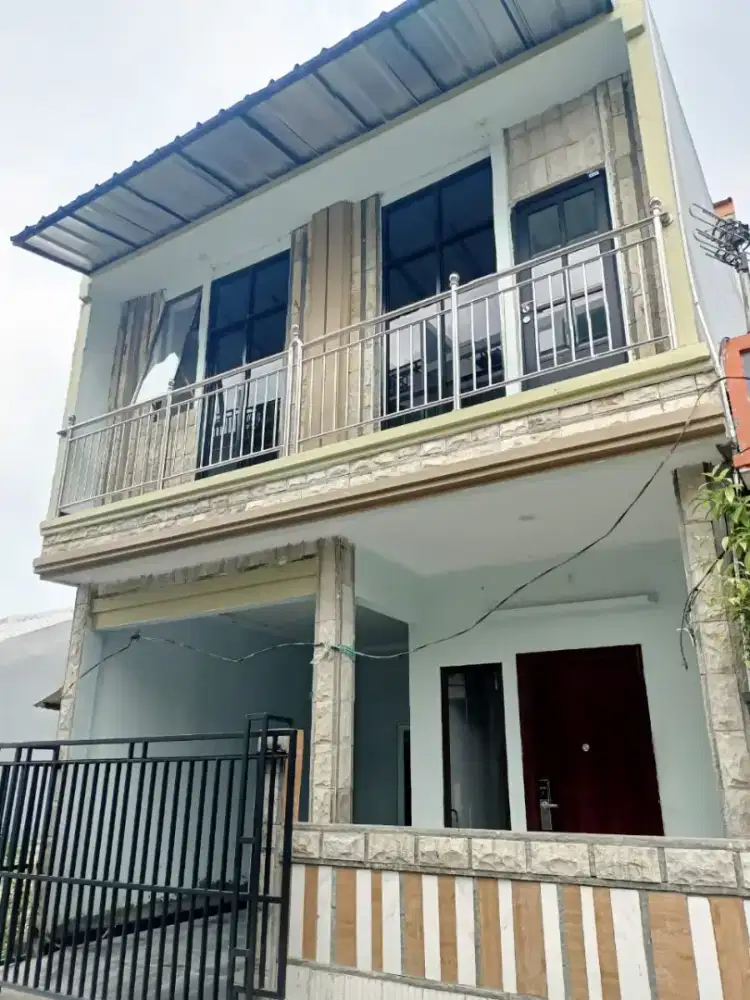 Dijual rumah 2 lantai 1/2