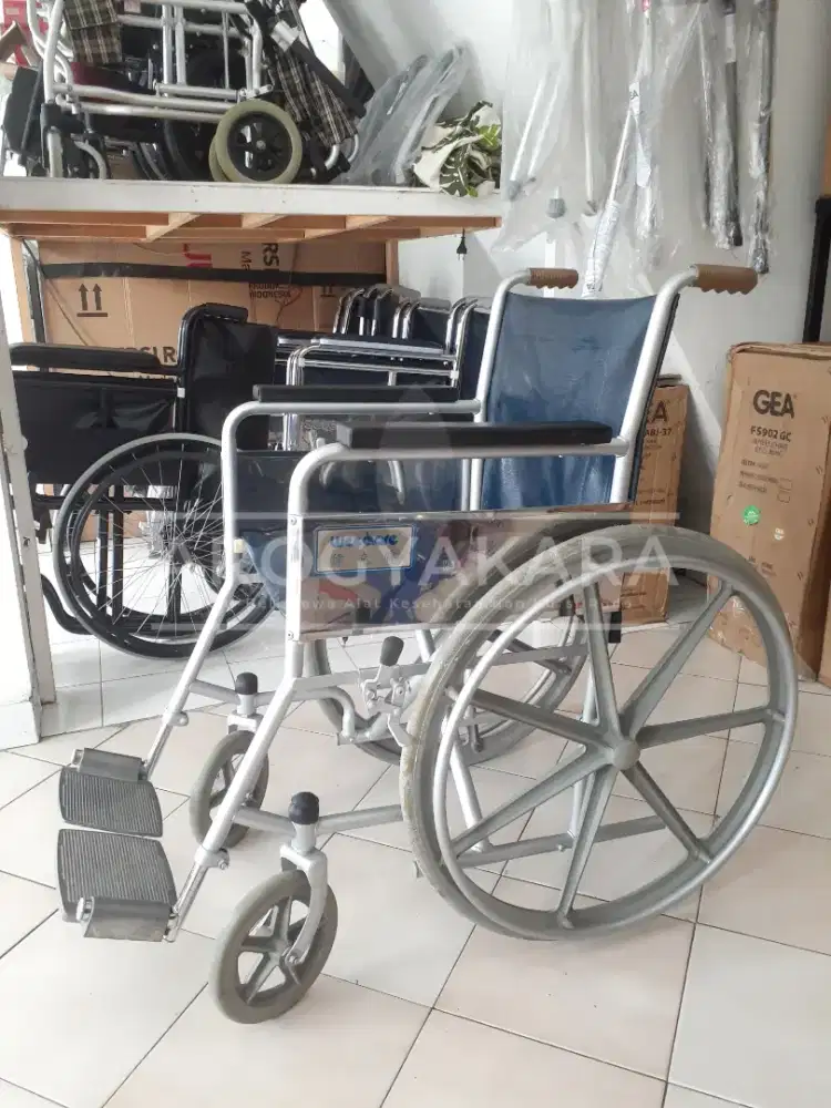 Kursi roda standart bekas