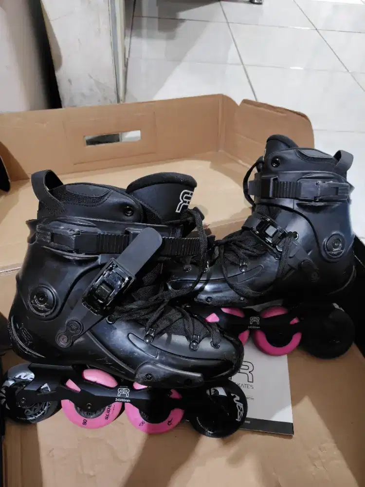 Sepatu roda FR2 80 UK 42