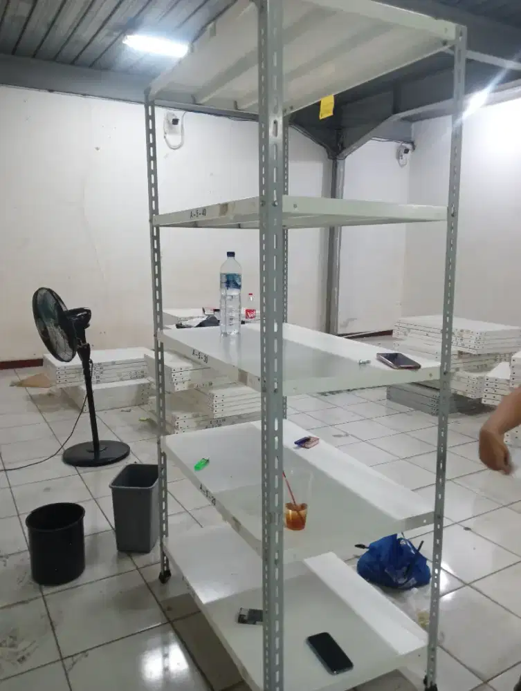 Jual rak besi bekas tpi ruang AC jd bersih seperti baru 50*100*200