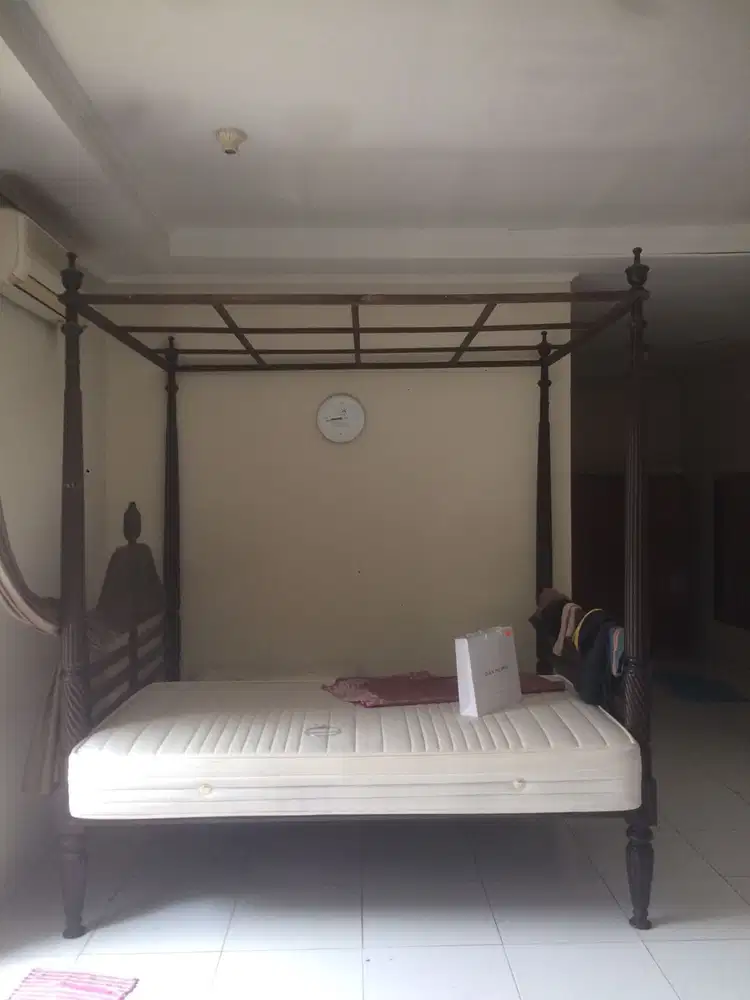 Tempat tidur antik