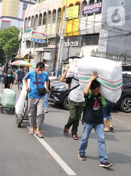 Cowok angkat2 dan packing