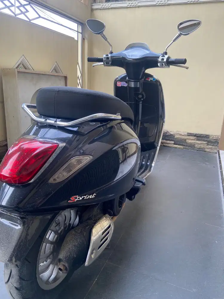 DIJUAL CEPAT! PIAGGIO VESPA SPRINT 150 3V TAHUN 2014 WARNA HITAM (PERF