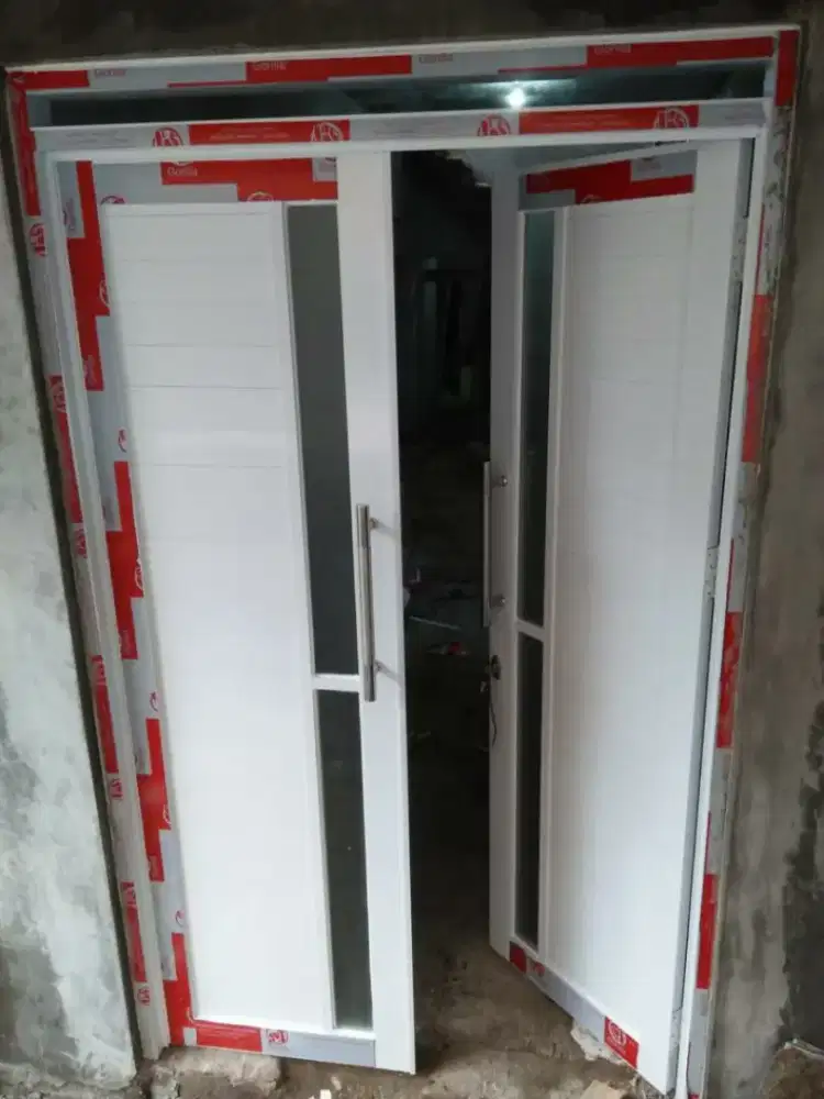 Pemasangan pintu kaca panel geser swing pipvot kusen alumunium