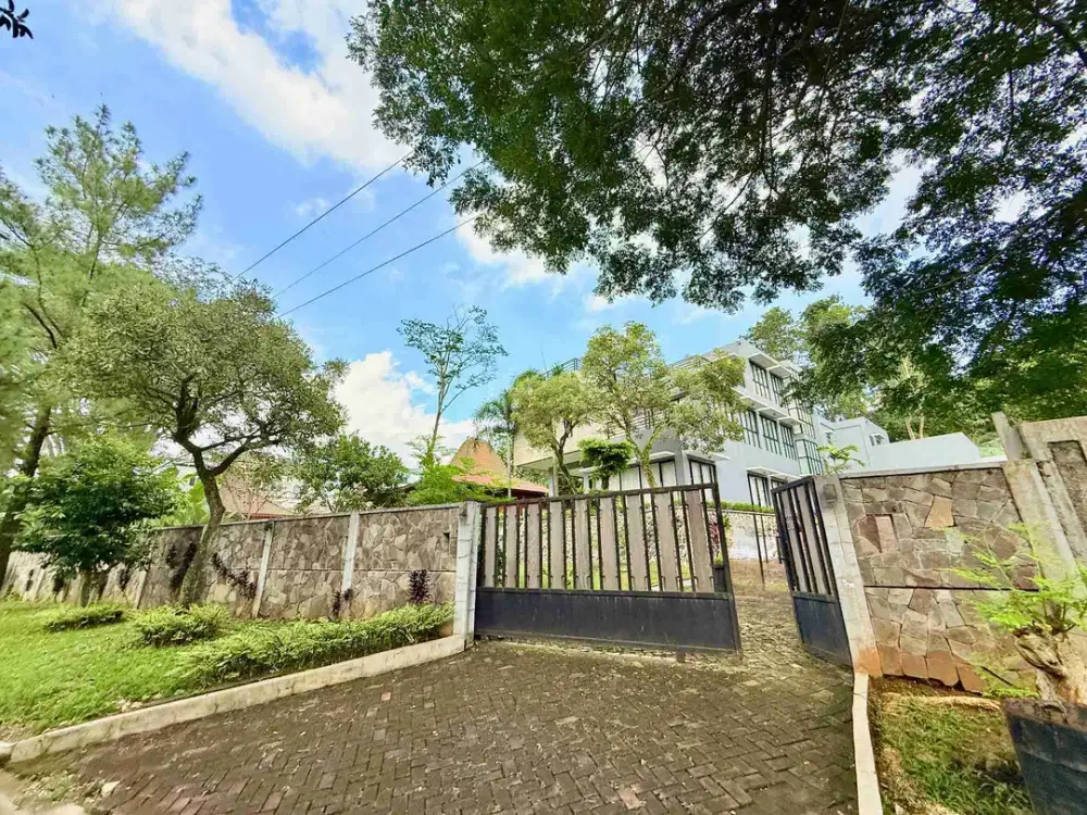 Rumah cantik 3 lantai halaman luas cluster premium di Sentul City Bogor