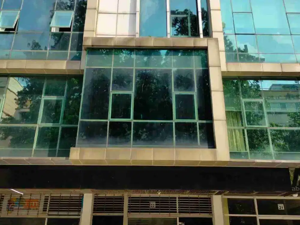 Ruko siap pakai 4.5 lantai ada basement bangunan kokoh, parkir luas bebas banjir keamanan 24 jam