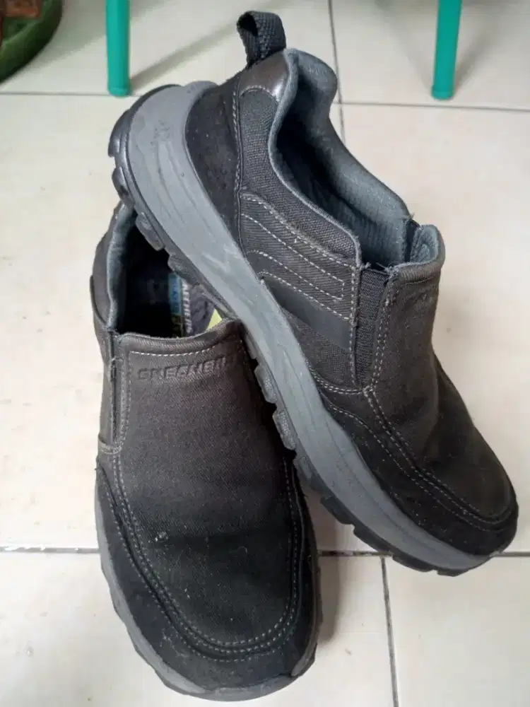 Sepatu merk SKECHERS AIR COOLED