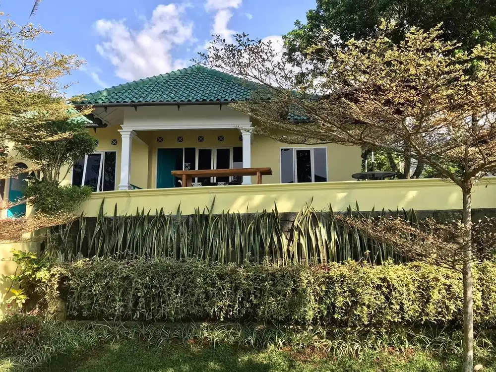 Rumah dengan taman yang asri