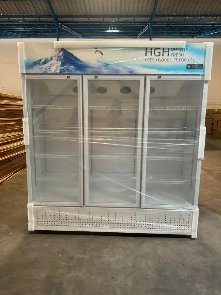 Showcase chiller 3 pintu merk Luhe