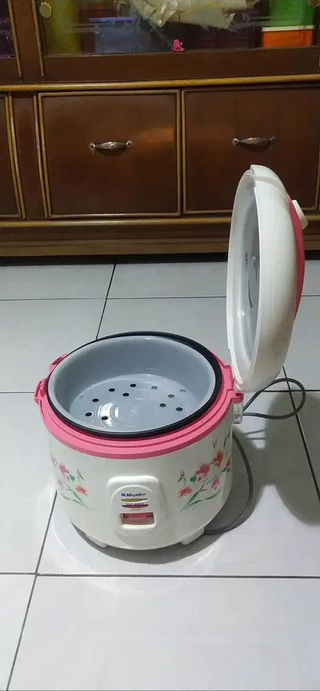 Magic com ukuran 1.8 L Miyako