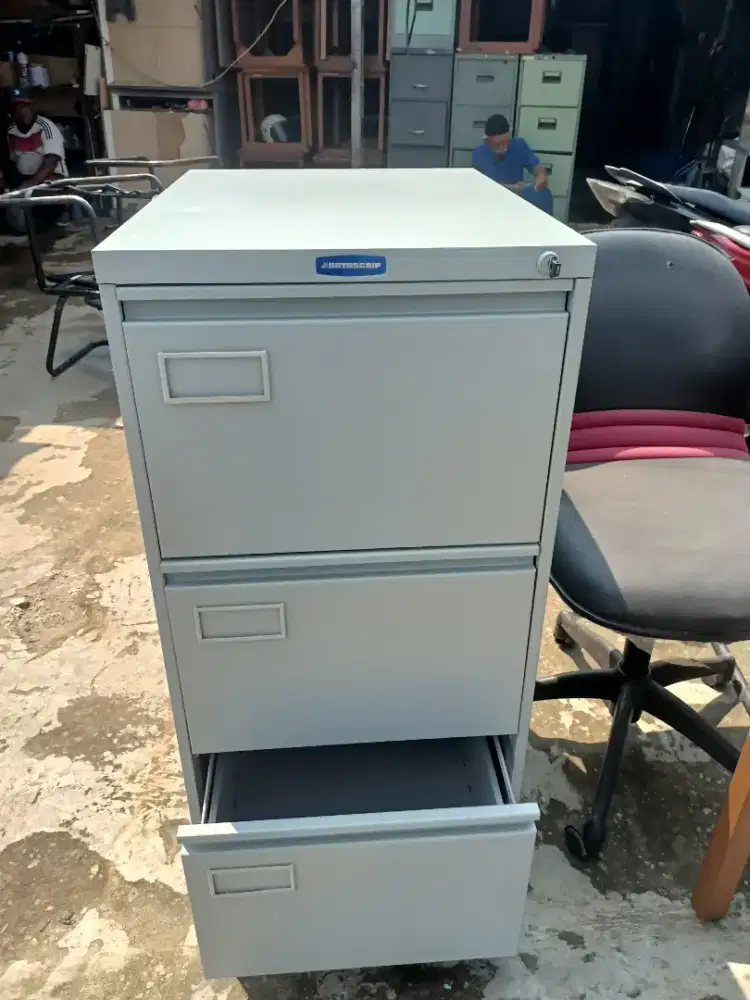 Lemari besi/ filling kabinet 3 laci