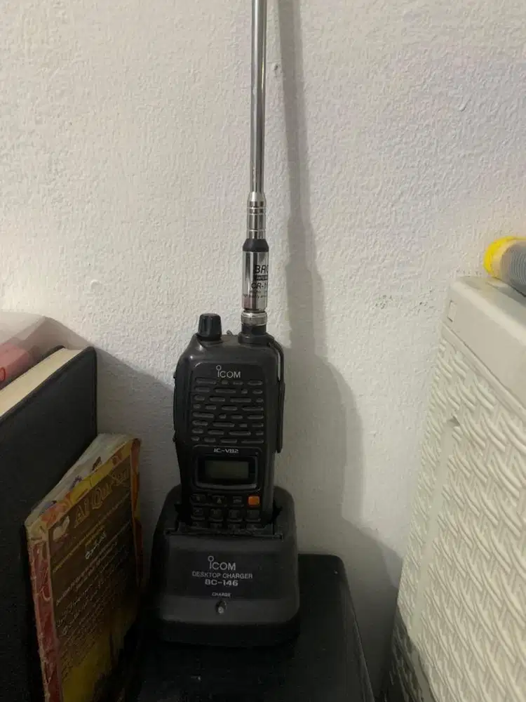 HT Icom V 82 dan sepasang HT
