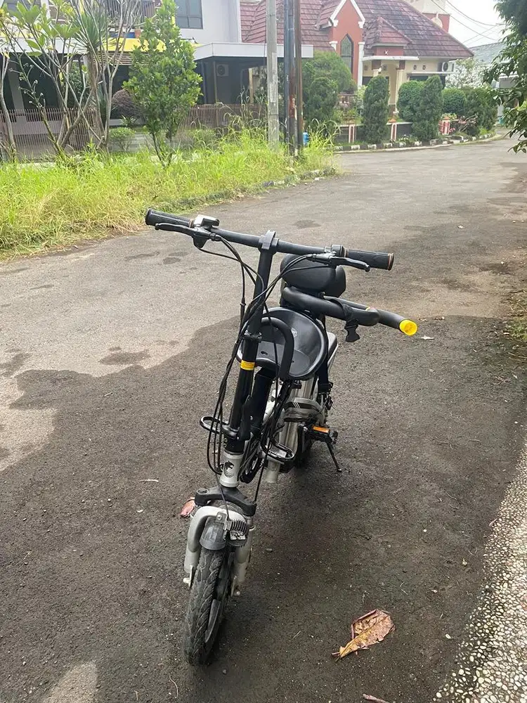Sepeda listrik lipat merk celcius