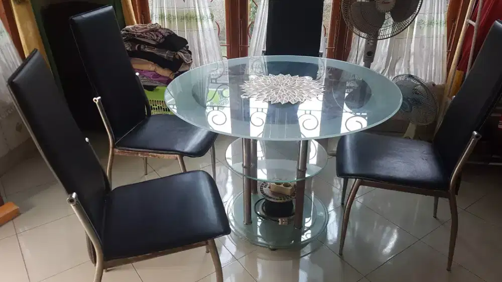 Meja kaca bulat