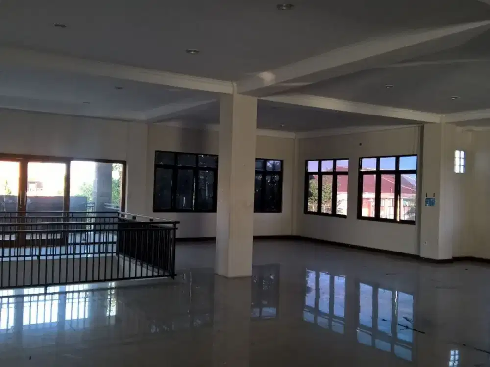 Gedung Kantor 3 Lantai Parkir Luas disewakan, di Bypass Ngurah Rai