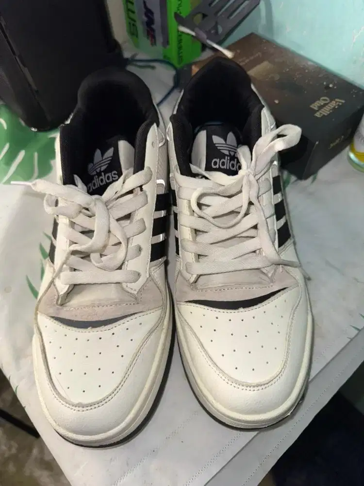Sepatu casual adidas putih