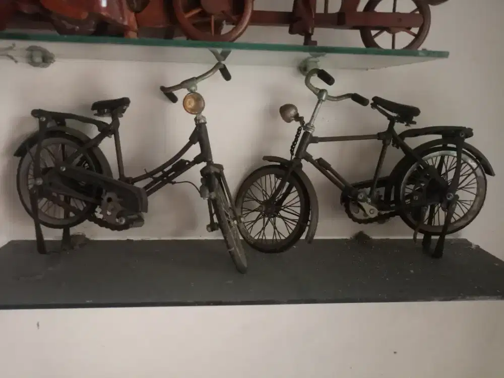 Miniatur sepasang sepeda ontel