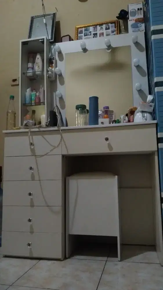 meja rias lampu