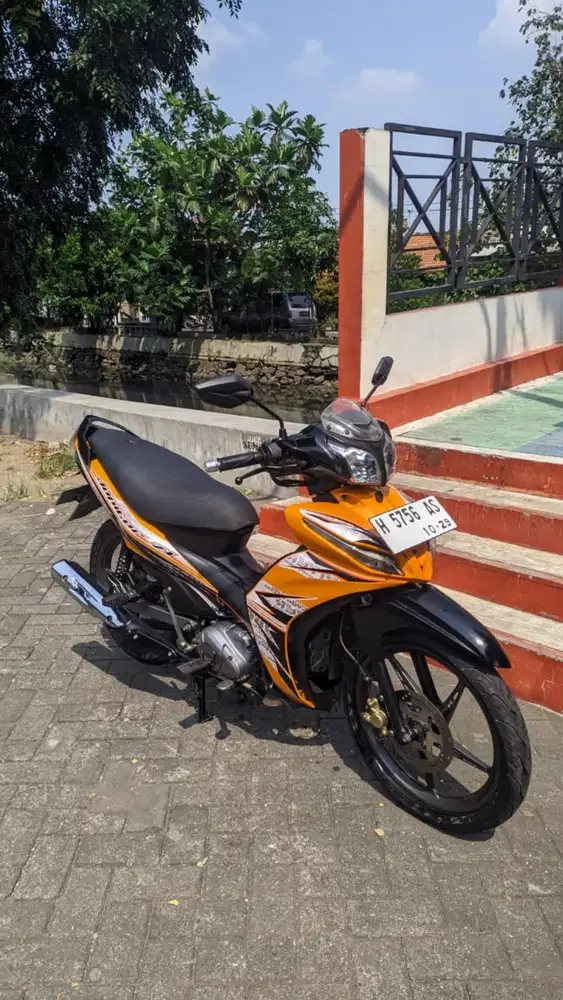 Jupiter Z1 2019 Hitam Orange