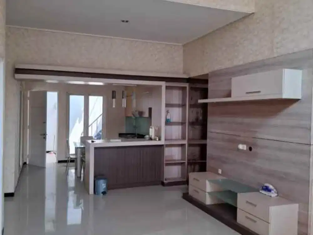 Rumah Pantai Mentari, Pakuwon City, Kenjeran, Ada Garasi