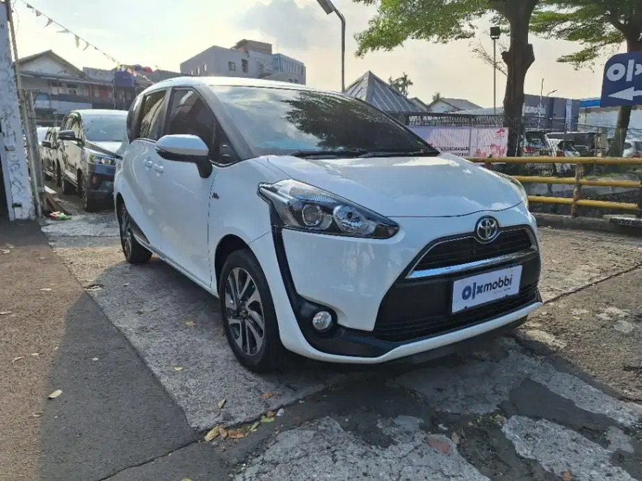 DP MURAH Toyota Sienta 1.5 V Bensin-AT 2017 Putih CABKF